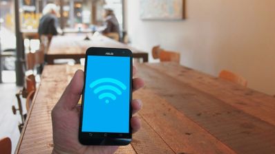 Imagen en la que aparece el logo del Wi-Fi en la pantalla de un móvil