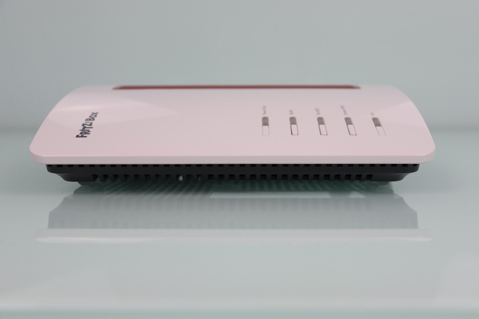 Zona frontal inferior del router FRITZ!Box 5690 XGS en detalle.