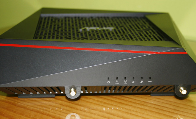 Imagen en la que aparece un router ASUS RT-AC5300