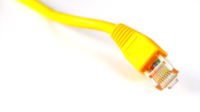 Imagen en la que aparece un cable Ethernet de color amarillo