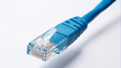 Imagen en la que aparece un cable Ethernet de color azul