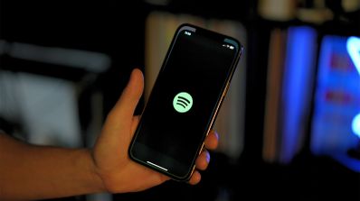Imagen en la que aparece el logo de Spotify en el móvil
