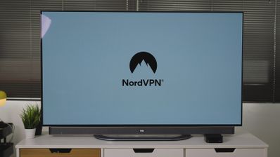 Imagen en la que aparece una VPN en la televisión