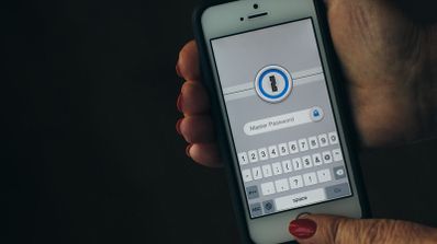 Imagen en la que aparece 1Password en la pantalla de un móvil