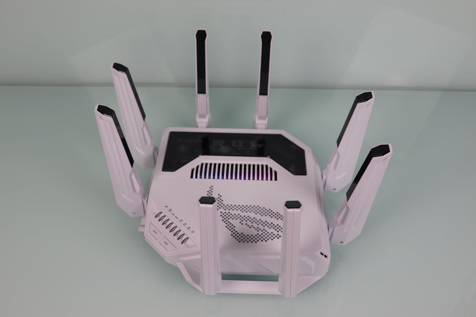 Frontal del router gaming ASUS GT-BE19000AI con las antenas externas.