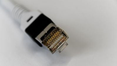 Imagen en la que aparece un cable Ethrenet