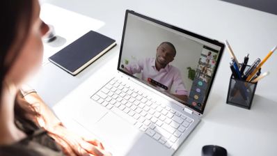 Imagen en la que aparecen dos personas hablando por Microsoft Teams