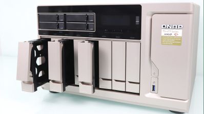 Imagen en la que aparece el servidor NAS QNAP-TS-1277