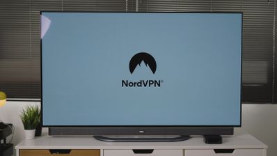 Imagen en la que aparece NordVPN en una televisión