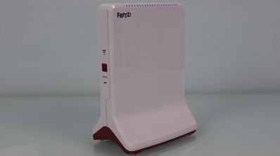Imagen en la que aparece un repetidor Wi-Fi Fritz