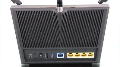 Imagen en la que aparece un router ASUS RT-AX68U