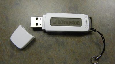 Imagen en la que aparece un pendrive Kingston