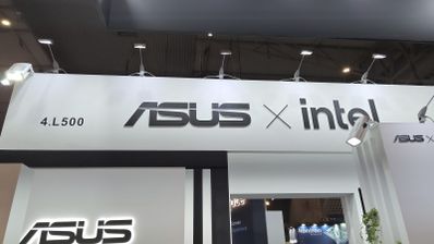 Expositor oficial de ASUS e Intel en la feria ISE 2026 de Barcelona, mostrando los nuevos mini PC NUC y la gama de networking con routers 5G y switches ProArt.