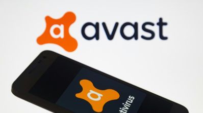 Imagen en la que aparece el antivirus Avast en un teléfono