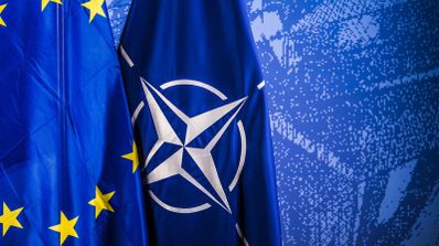 Imagen en la que aparecen las banderas de la UE y de la OTAN