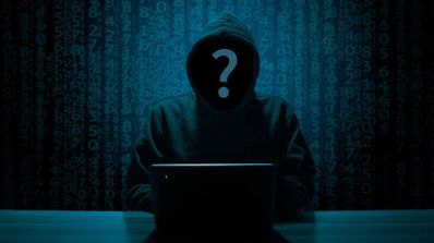 Imagen en la que aparece un pirata informático delante de un PC