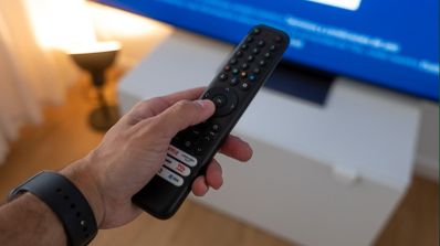 Imagen en la que aparece un mando de la TV