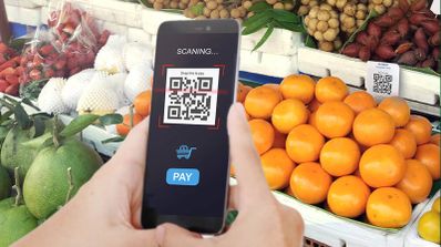 Imagen en la que aparece un móvil escaneando un código QR