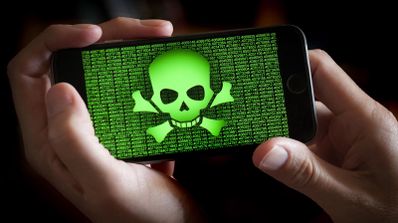 Imagen en la que aparece un móvil infectado con malware