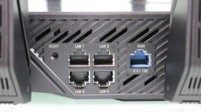 Imagen en la que aparece el router ASUS GT-AXE16000