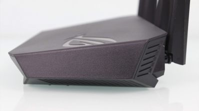 Imagen en la que aparece un router ASUS ROG STRIX