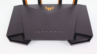 Imagen en la que aparece un router ASUS TUF