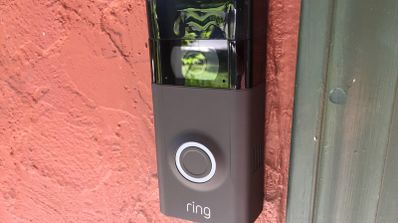 Imagen en la que aparece un timbre inteligente Ring