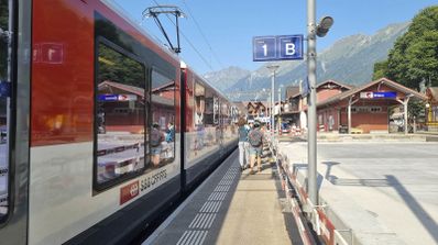 Imagen en la que aparece un tren en la estación de Brienz, Suiza