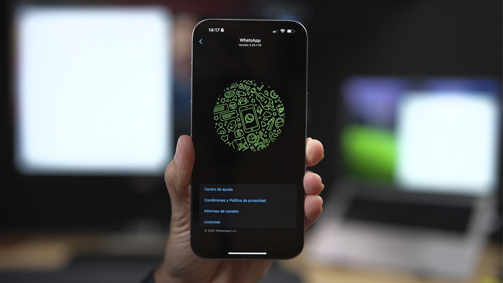 Imagen en la que aparece WhatsApp en la pantalla de un teléfono
