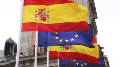 Imagen en la que aparecen banderas de España y de la UE