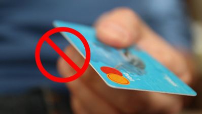 Pago con tarjeta con símbolo de prohibido ilustrando los bloqueos de pagos online.
