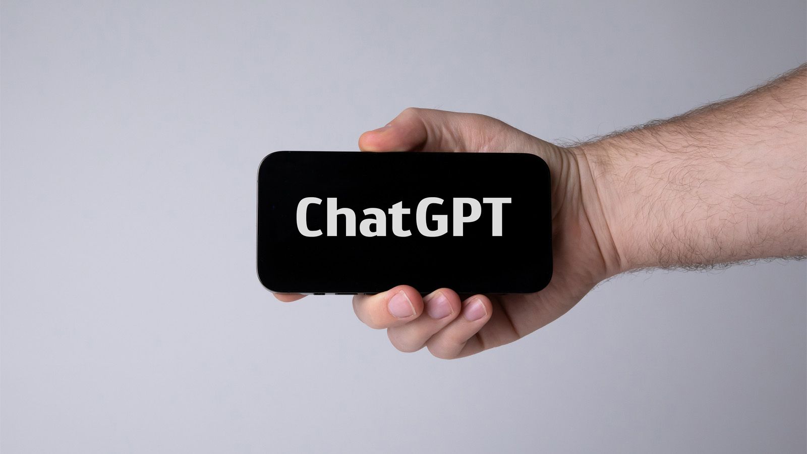 Imagen en la que aparece ChatGPT en la pantalla de un móvil