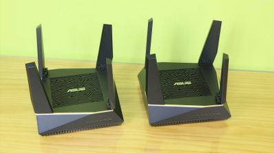 Imagen de dos routers ASUS encima de una mesa
