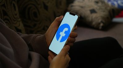 Imagen en la que aparece el logo de Facebook en la pantalla de un móvil