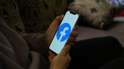 Imagen del logo de Facebook en un móvil