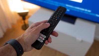 Imagen en la que aparece un mando de una Smart TV