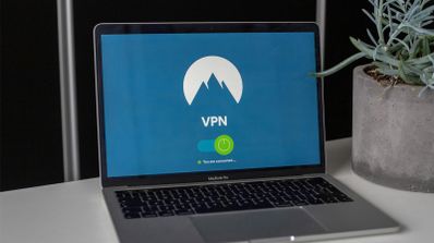 Imagen en la que parece NordVPN en la pantalla de un ordenador