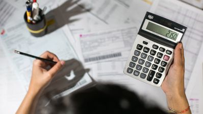 Imagen en la que aparece una persona calculando impuestos