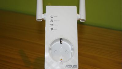 Imagen en la que aparece un repetidor Wi-Fi ASUS RP-AC53