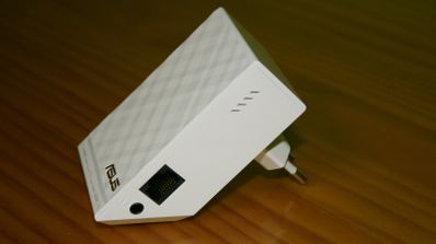 Imagen en la que aparece un repetidor Wi-Fi ASUS