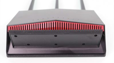 Imagen en la que aparece un router ASUS RT-AX86S