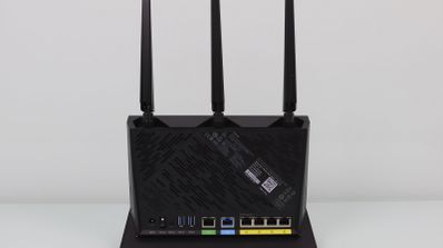 Imagen en la que aparece un router ASUS RT-AX86U