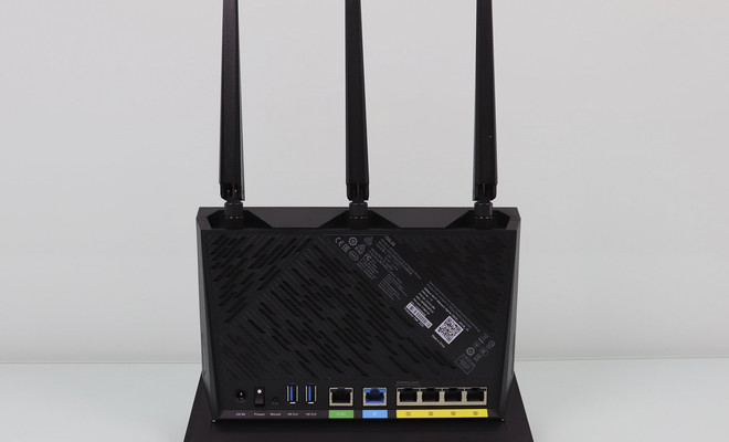 Imagen en la que aparece un router ASUS RT-AX86U
