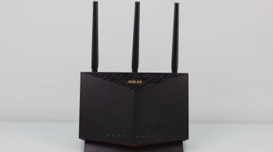 Imagen en la que aparece un router ASUS RT-AX86U