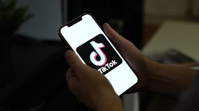 Imagen en la que aparece TikTok en la pantalla de un móvil