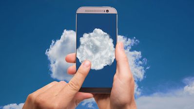Imagen de un móvil y la nube