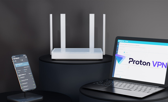 Router inalámbrico blanco con cuatro antenas junto a un ordenador portátil que muestra el logotipo de Proton VPN y un smartphone con una aplicación de gestión de red.