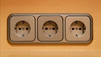 Imagen en la que aparecen enchufes eléctricos