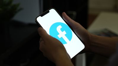 Imagen en la que aparece Facebook en un teléfono