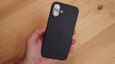 Imagen de una persona cogiendo un iPhone en la mano